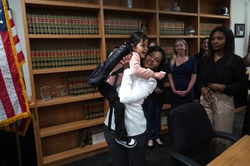 La familia ingresó legalmente a