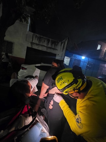 Al menos 16 personas resultan con quemaduras durante la tradicional quema de “toritos pintos” en Zacatecoluca, La Paz. (Foto cortesía Comandos de Salvamento)