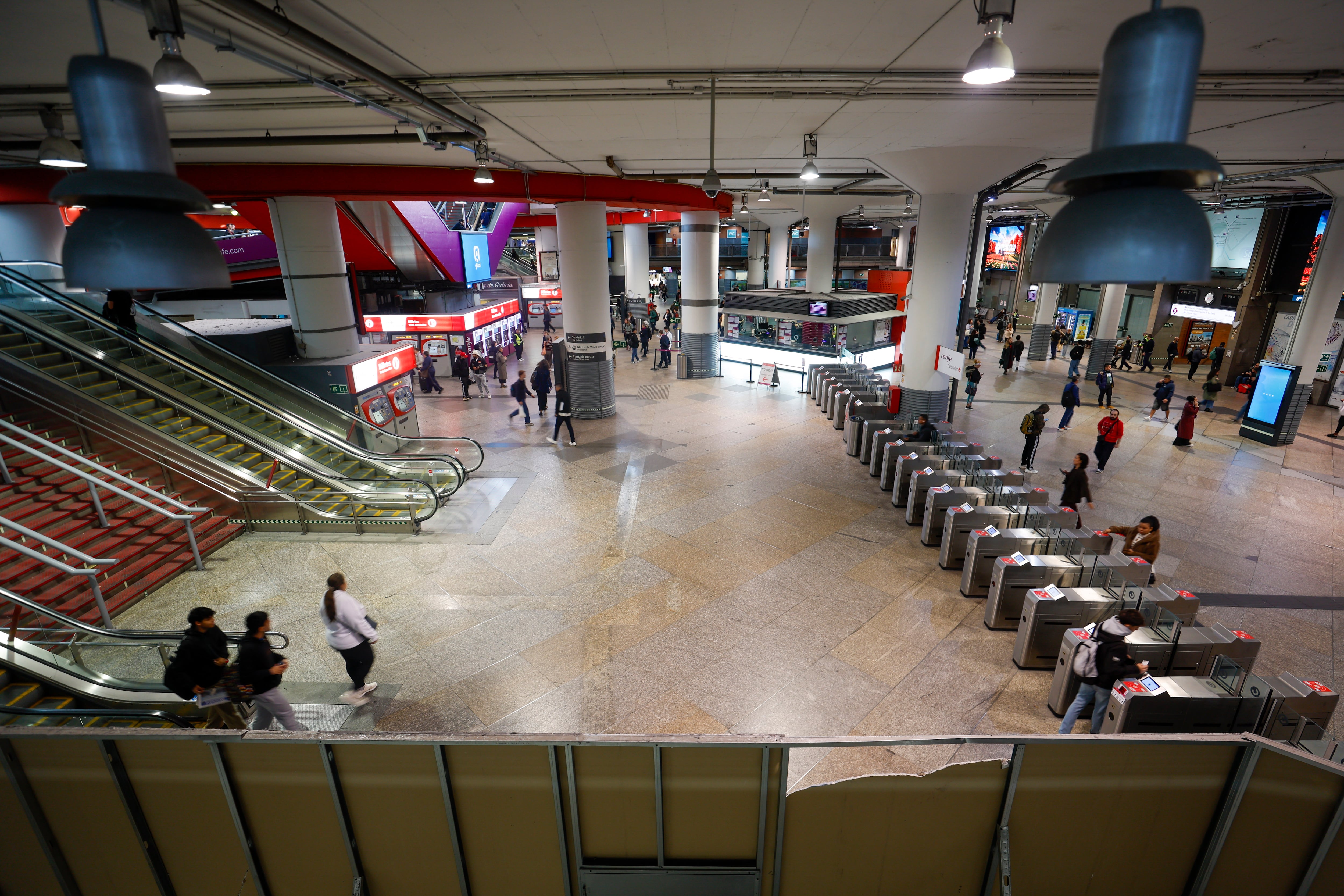 La estación de Atocha registra pocos pasajeros en la mañana de este jueves. (Javier Lizón/EFE)