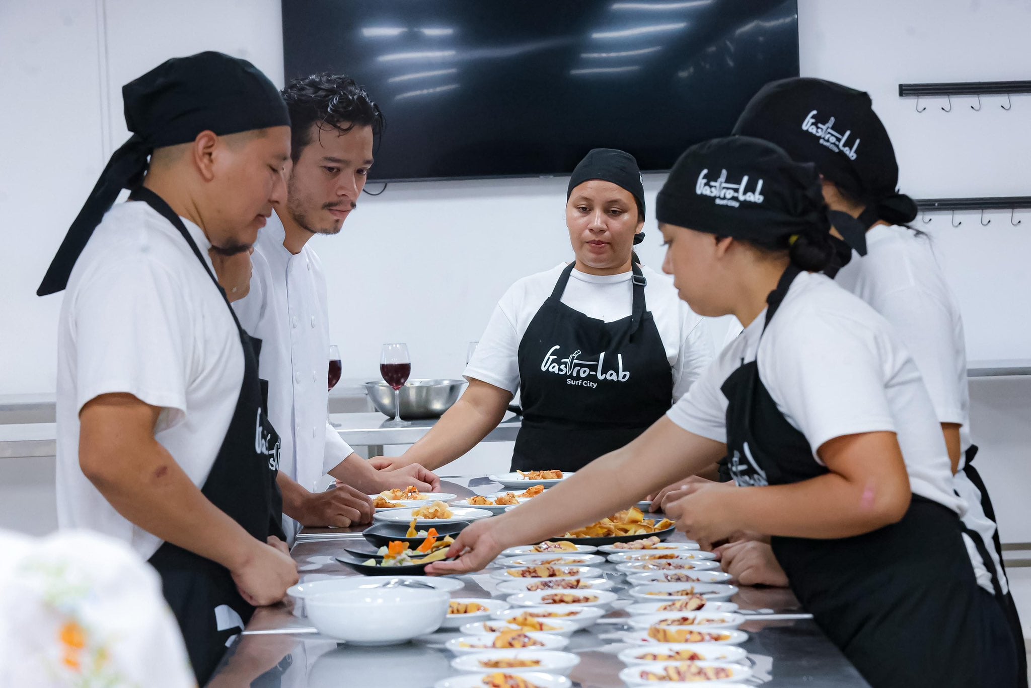 GastroLab impulsó la formación culinaria de jóvenes para facilitar su inserción laboral en los sectores turístico, hotelero y restaurantero. (Cortesía: Secretaría de Prensa)