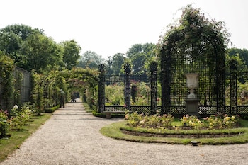 El diseño original del jardín permite recorrer la historia de la rosa a través de 13 sectores temáticos