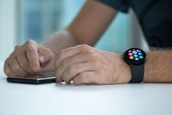 Para emparejar un Galaxy Watch4 con el móvil es necesaria la aplicación Wearable, también de Samsung. Foto: Franziska Gabbert/dpa