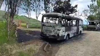 Vehículos utilizados en labores de infraestructura quedaron reducidos a cenizas tras el ataque armado en zona rural de Tuluá. - crédito captura de video