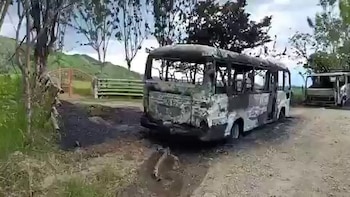 Hombres armados queman vehículos y maquinaria en Tuluá: ataque frena obras de infraestructura eléctrica