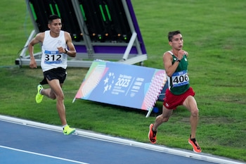 Víctor Zambrano, de México, compite en los 10.000 metros, durante los Juegos Centroamericanos y del Caribe en San Salvador, el viernes 7 de julio de 2023 (AP Foto/Arnulfo Franco)