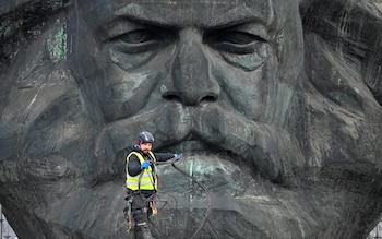 Un trabajador camina frente al monumento a Karl Marx, conocido como el «Nischel», antes de la ceremonia de inauguración como Capital Europea de la Cultura en Chemnitz, Alemania, el 14 de enero de 2025 (REUTERS/Matthias Rietschel)