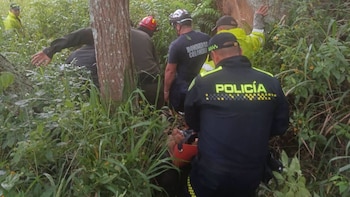 Un sombrero encontrado en la parte baja del precipicio fue clave para orientar la búsqueda y localizar al adulto mayor entre unos arbustos. - crédito Bomberos Barichara