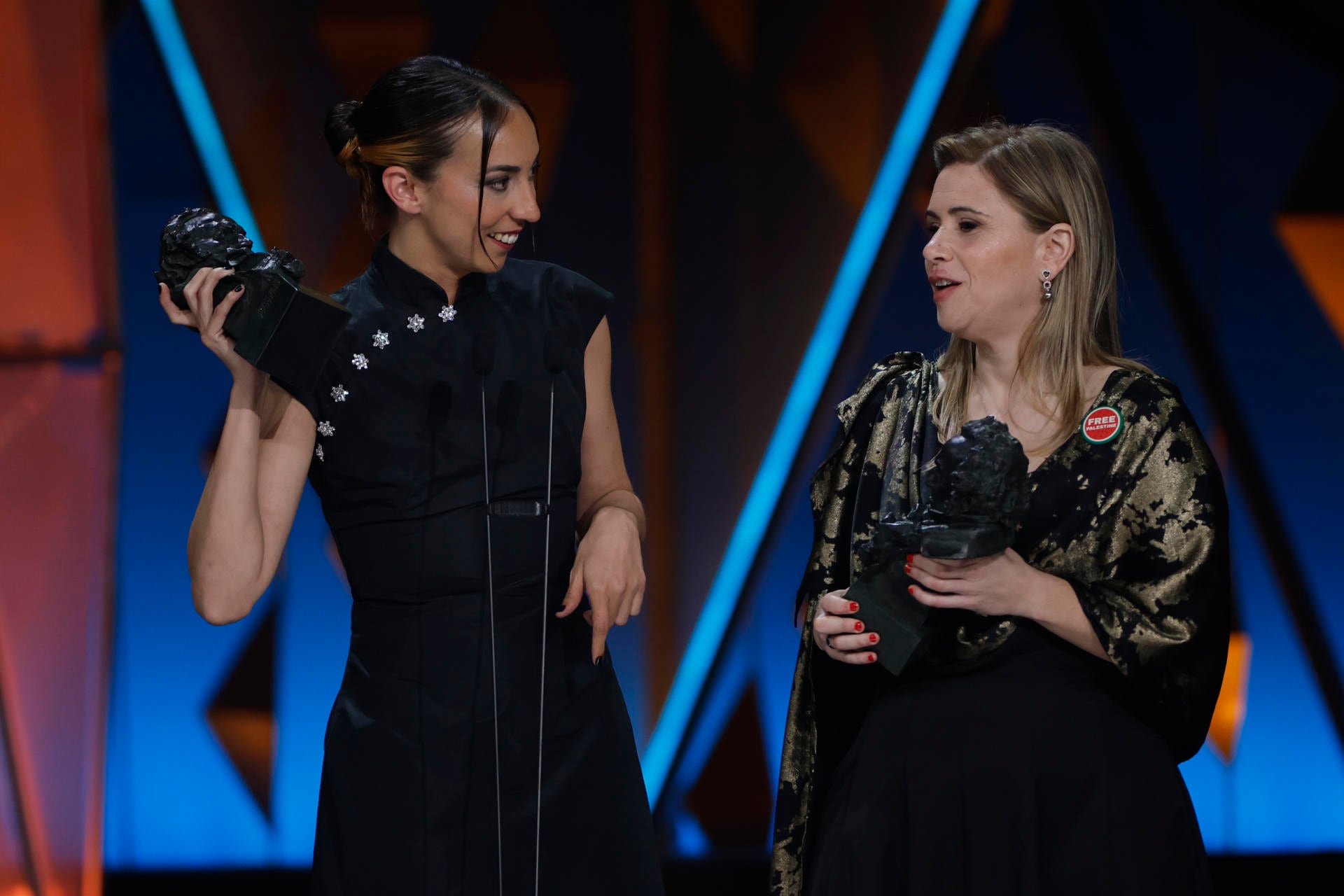 BARCELONA, 28/02/2026.- Las técnicos de sonido Laia Casanova y Yasmina Praderas tras recibir el Goya a mejor sonido por su trabajo en ´Sirat´ durante la ceremonia de entrega de los Premios Goya en su 40 edición, este sábado en el Auditorio Fórum CCIB de Barcelona. EFE/Alberto Estévez