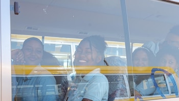 El sistema TRAE comenzó a asignar nuevas unidades en varias comunidades para asegurar el traslado de más de dos millones de alumnos, con clases previstas desde el 24 de agosto (Foto cortesía Ministerio de Educación)