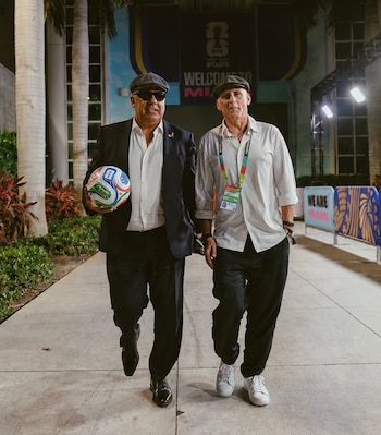 Estilo Peaky Blinder. Chiqui Tapia, al salir del estadio de Miami, donde Argentina ganó el pase a octavos
