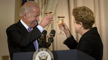 Biden brinda con Dilma Rousseff