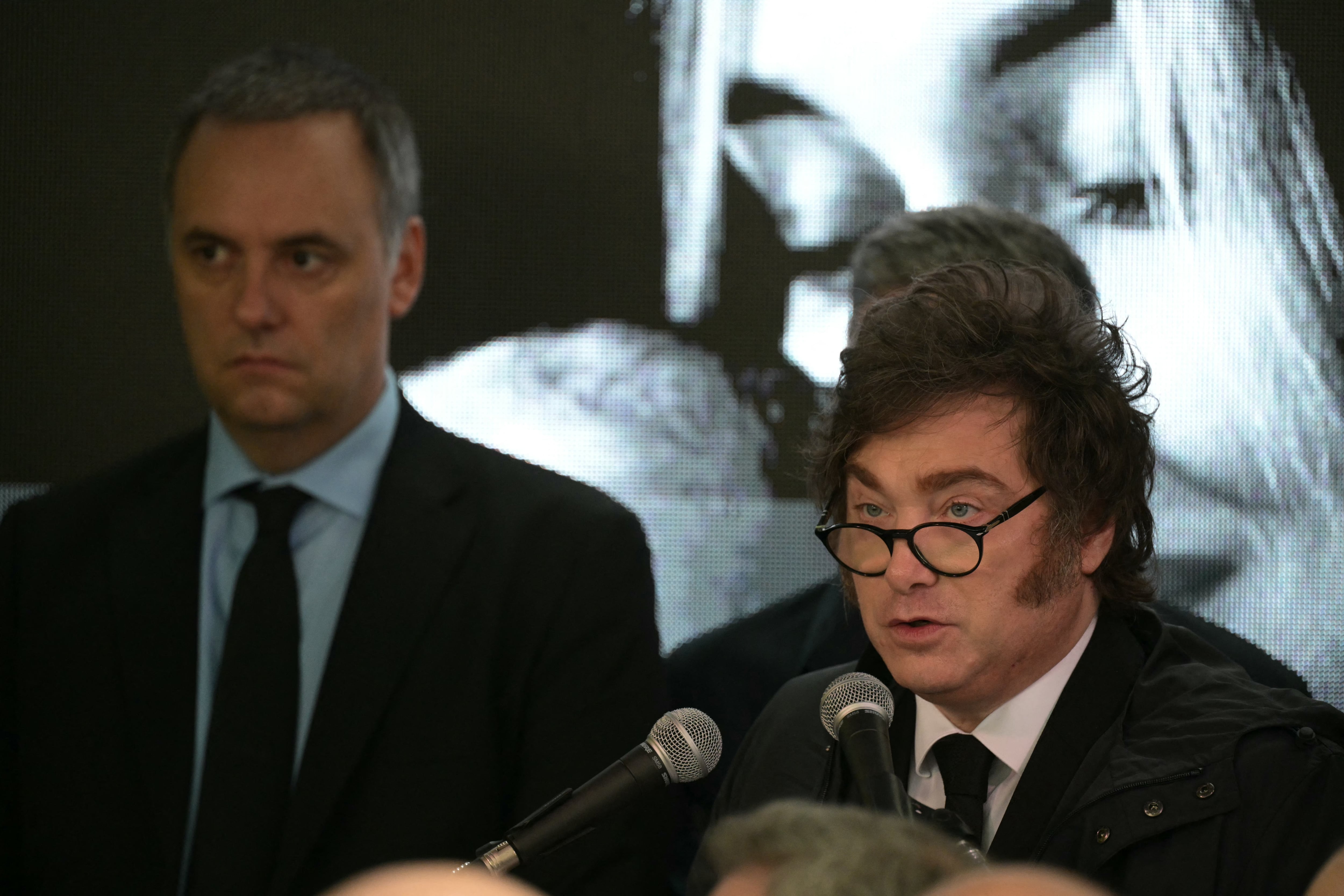 El presidente Milei se mostró con Manuel Adorn en el acto por el aniversario del atentado a la embajada de Israel. (Photo by JUAN MABROMATA / AFP)