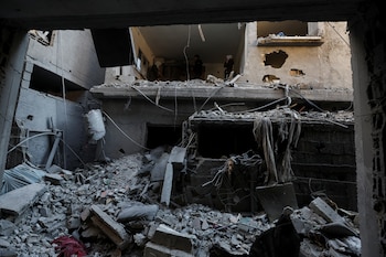 Los palestinos inspeccionan el lugar de un ataque israelí contra una casa (REUTERS/Ibraheem Abu Mustafa)