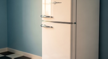 Un modelo de refrigerador retro similar a los retirados del mercado estadounidense a raíz de reportes de incendios y fallas eléctricas, según la Comisión de Seguridad de Productos del Consumidor de Estados Unidos (CPSC).