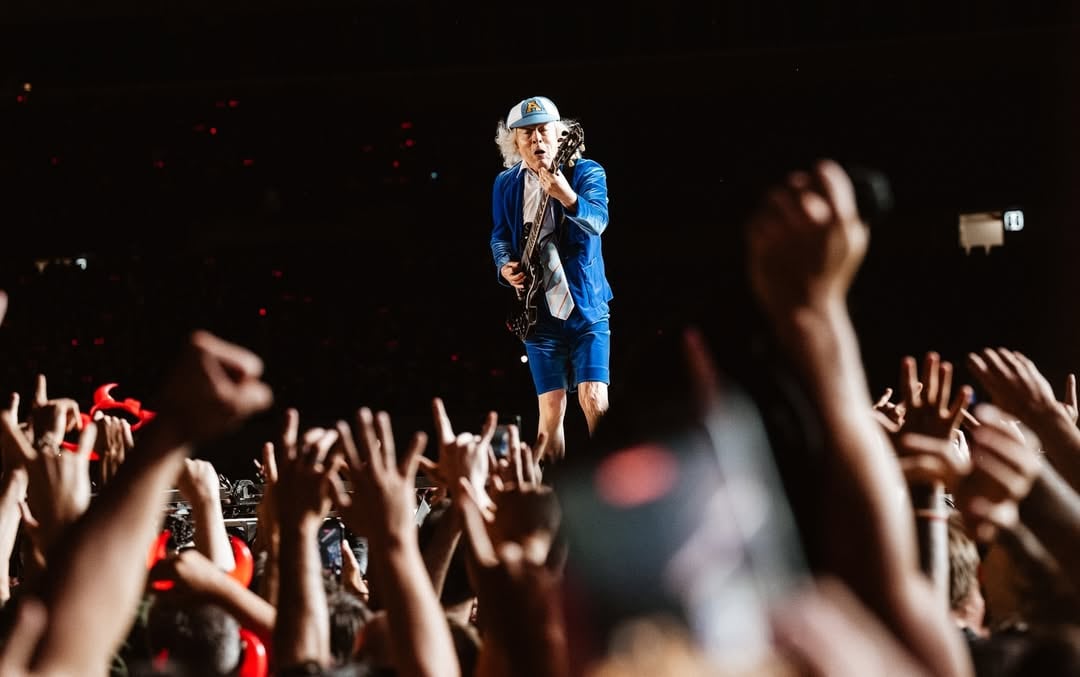 Angus Young de AC/DC enciende el escenario de River Plate durante el esperado concierto de la banda en Buenos Aires tras 16 años de ausencia, ante una multitud eufórica. (@dfentertainment)