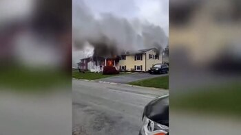Mujer incendia su casa mientras se sienta a ver cómo se consume