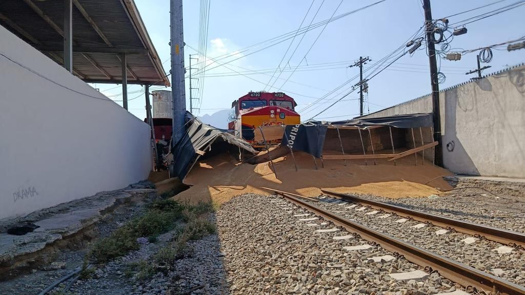Tren colisiona con tráiler que transportaba maíz. Screenshot @RvTallerbeto