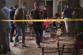 Las fuerzas de seguridad sirias inspeccionan el lugar tras la detonación de un artefacto explosivo en una cafetería cercana al complejo principal de los tribunales en Damasco, Siria, el jueves 2 de julio de 2026
(Foto AP/Ghaith Alsayed)