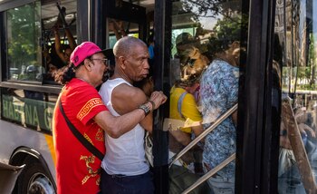 La gente empuja para subirse