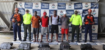 El operativo conjunto entre la Patrullera Oceánica ARC '20 de Julio' y Guardacostas frenó a cuatro tripulantes colombianos que transportaban estupefacientes - crédito prensa Armada de Colombia