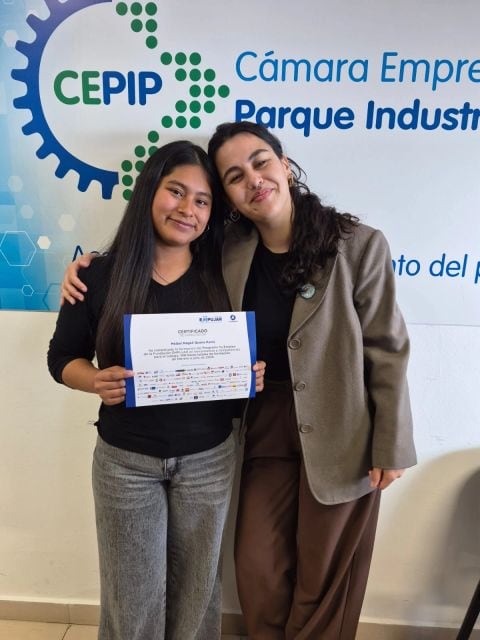 Magalí Quena recibiendo su certificado de capacitación en EMPUJAR