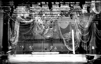 La puesta en escena dialoga con la historia del teatro y la ópera en Colombia a través de la reutilización de vestuarios, telones y objetos normalmente almacenados o descartados.