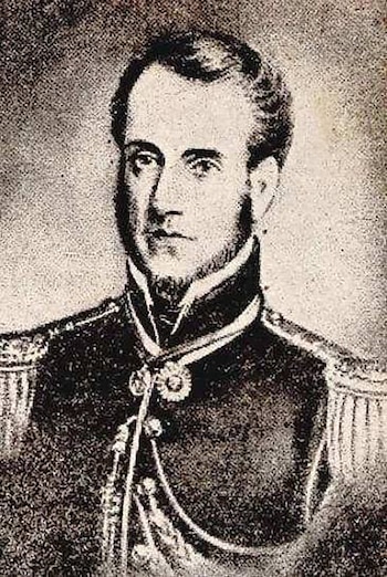 Retrato en blanco y negro de un hombre con uniforme militar, cabello oscuro, patillas y una medalla prendida al cuello