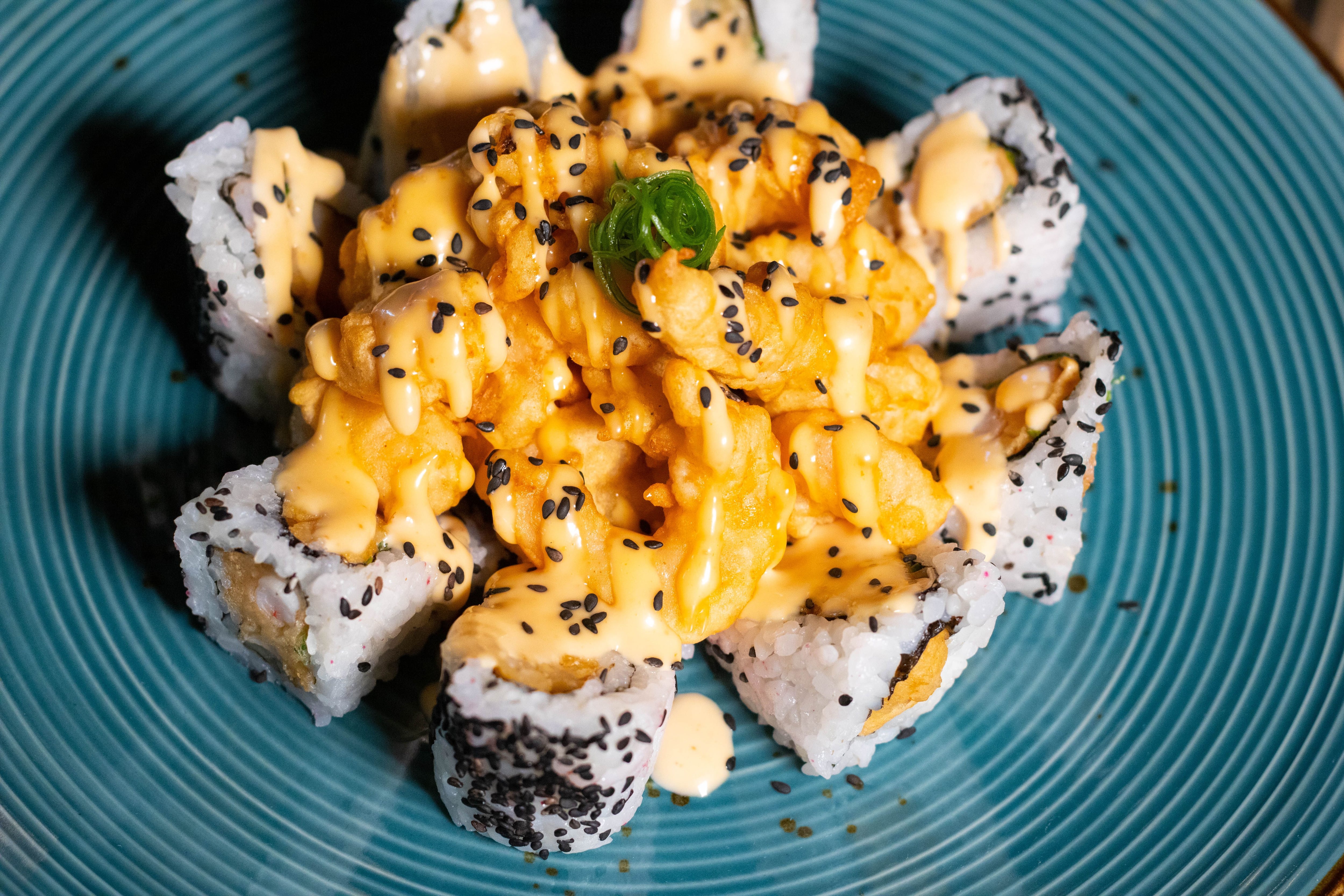 Receta de mayonesa picante, el acompañamiento ideal para sushi y poke bowl (Magnific)