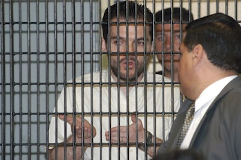 En el juzgado 50 del reclusorio oriente, Carlos Ahumada se presento en larejilla de practicas, es acusado de los delitos de operaciones con recursos ilicitos y promociòn de conductoras ilicitas.