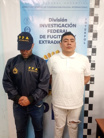 "El Señor Jota" posa una