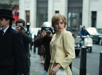 Emma Corrin como Lady Di