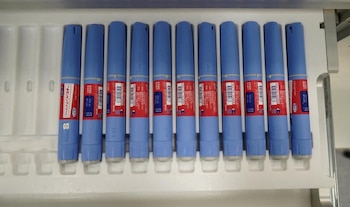 FOTO DE ARCHIVO: Dispensadores del fármaco contra la diabetes Ozempic en una línea de producción de Novo Nordisk en Hillerod, Dinamarca. 26 septiembre 2023. REUTERS/Tom Little