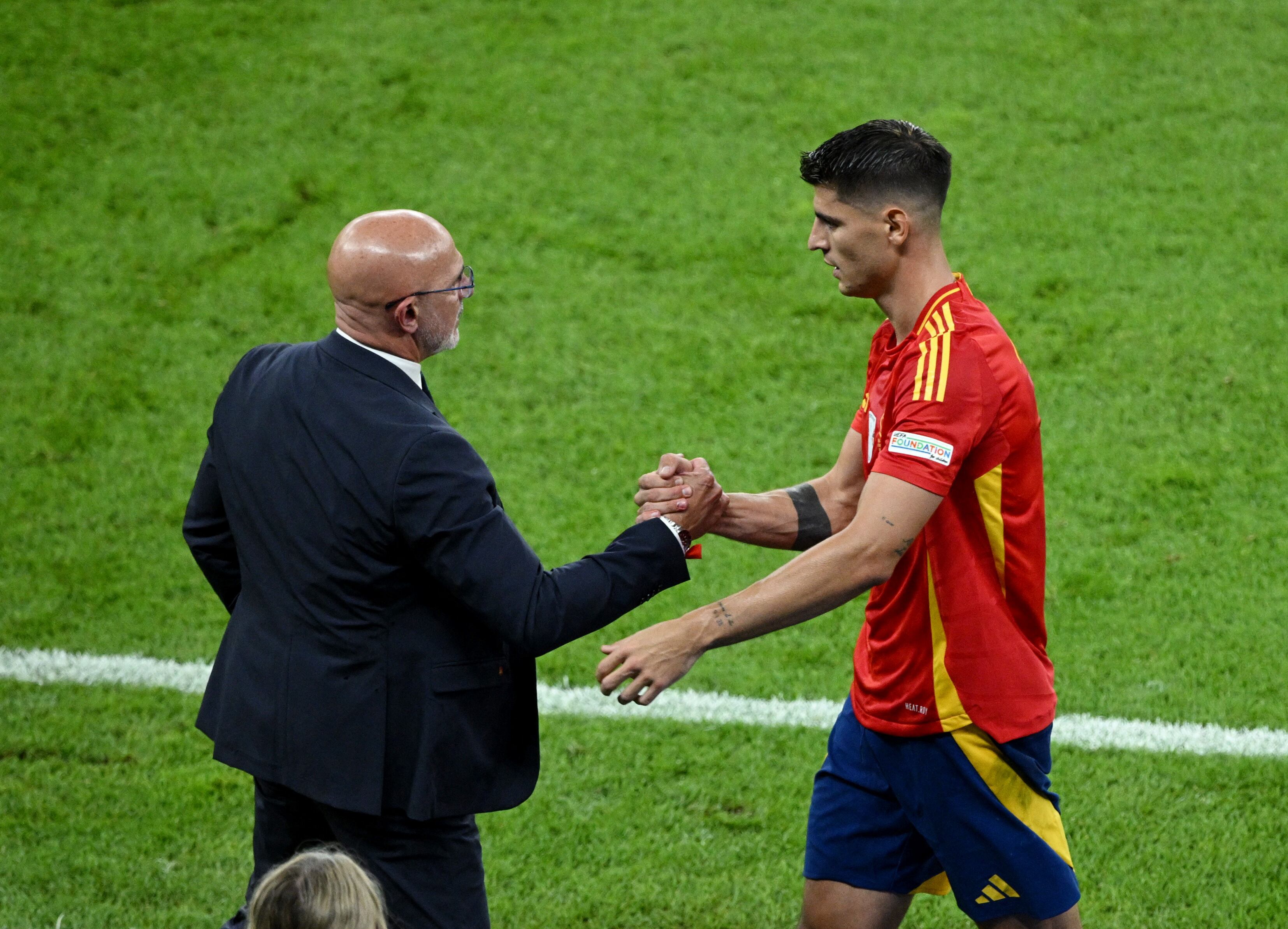 El seleccionador español, Luis de la Fuente, y el capitán, Álvaro Morata (Reuters/Annegret Hilse)