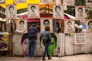 Fotos de los 43 estudiantes desaparecidos en un campamento improvisado en el centro de la Ciudad de México (Celia Talbot Tobin/The New York Times)