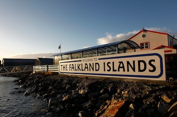 Vista del cartel de bienvenida a las Islas Malvinas. EFE/Felipe Trueba/Archivo