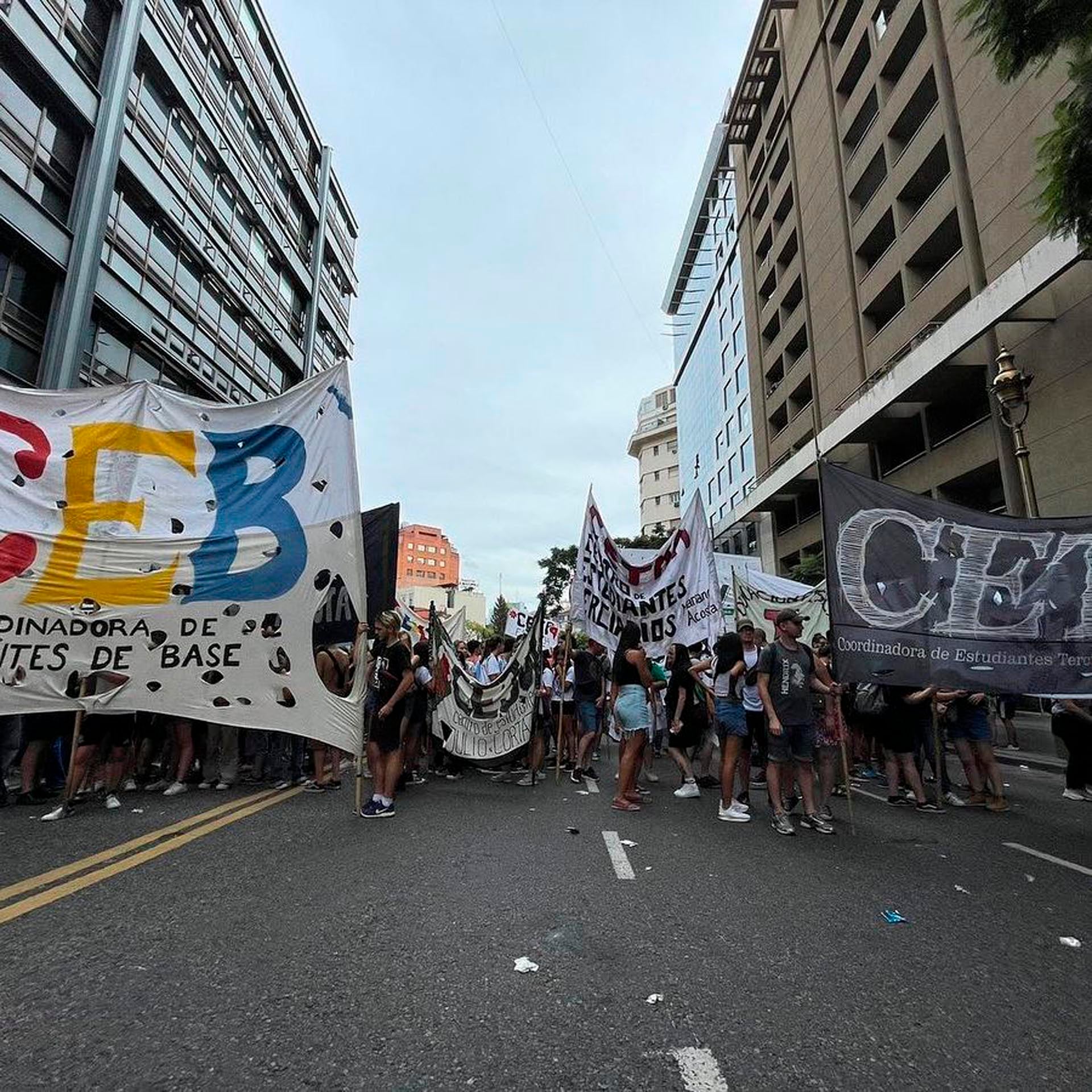Los estudiantes ya se movilizan por las calles de la ciudad de La Plata