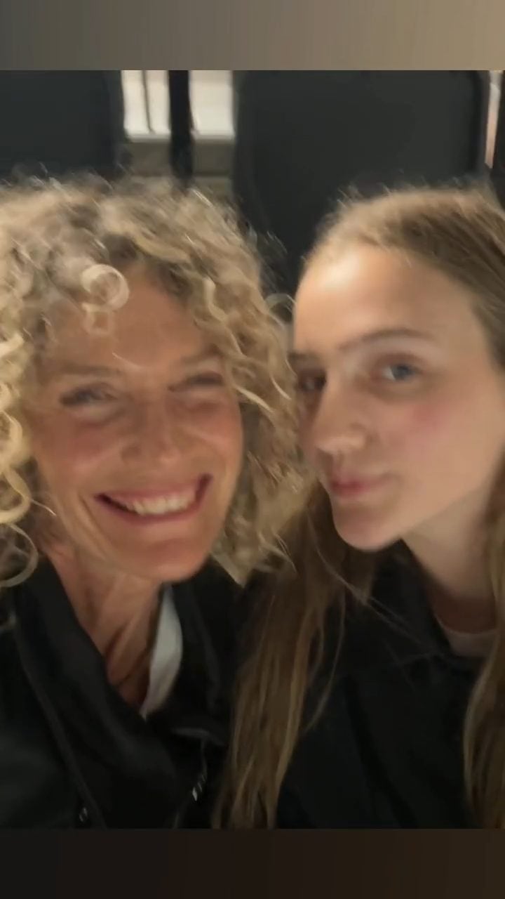 Maru Botana posando sonriente junto a su hija María Inés en la celebración de sus 14 años, compartiendo un momento íntimo y feliz