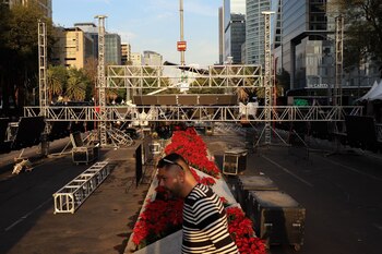 El escenario comenzó a montarse