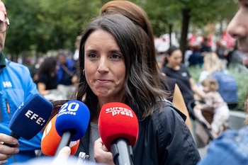 03/10/2026 La secretaria política de Podemos y eurodiputada, Irene Montero, atiende a los medios durante la manifestación para exigir una reducción del precio de los alquileres de la vivienda, a 3 de octubre de 2026, en Madrid (España). El Sindicato de Inquilinas ha convocado la marcha para reclamar cambios en las políticas de vivienda y una mayor protección para las personas que viven de alquiler. El presidente del Gobierno, Pedro Sánchez, va a dedicar las próximas horas a "analizar" lo sucedido ayer viernes en el Congreso tras la caída de los dos reales decretos de vivienda y estará pendiente de la reacción ciudadana en las calles para decidir si finalmente adelanta las elecciones generales.
POLITICA
Ananda Manjón - Europa Press