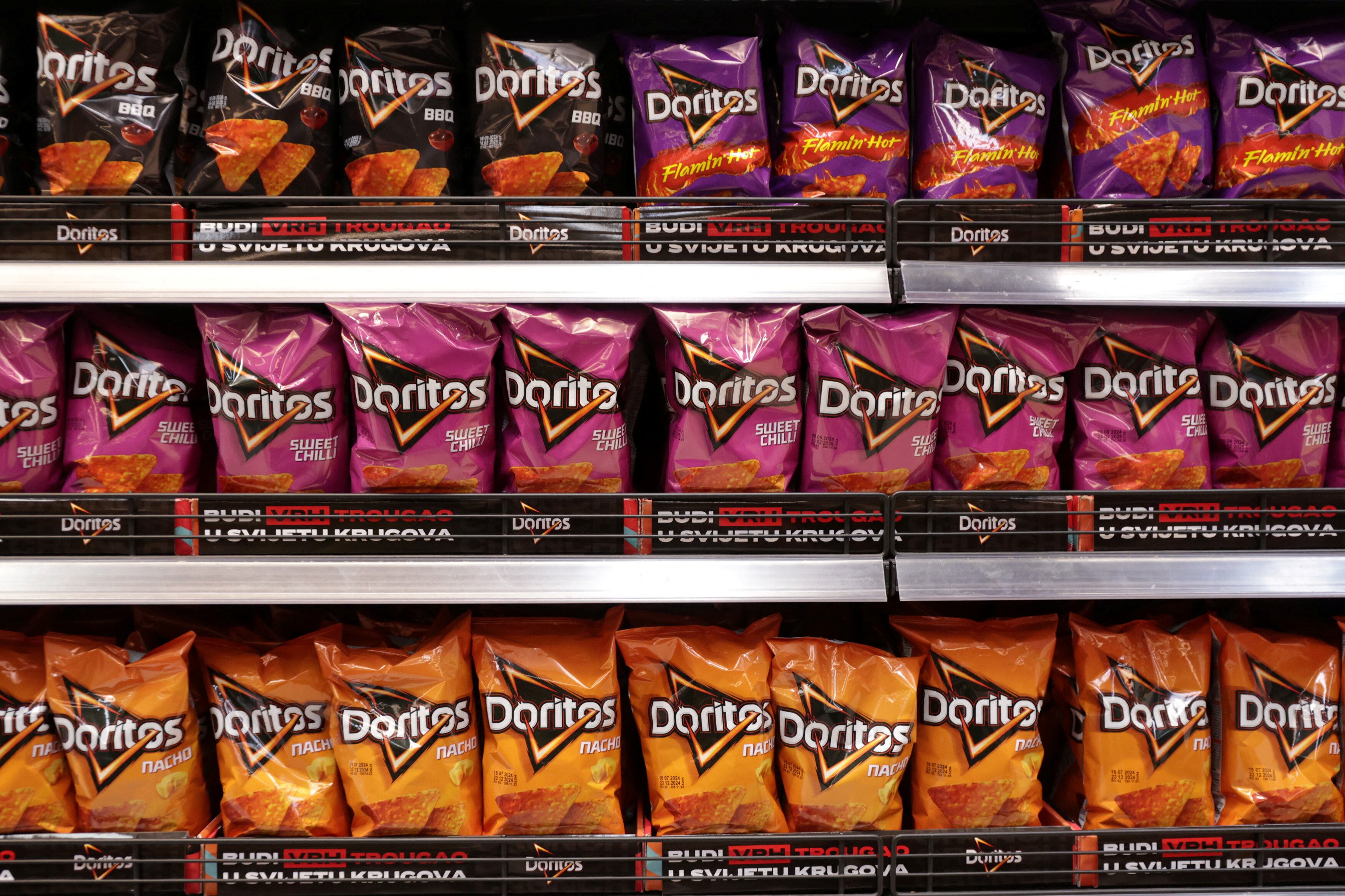 Bolsas de Doritos en un estante en un supermercado en Sarajevo, Bosnia y Herzegovina, en 2024. REUTERS/Dado Ruvic