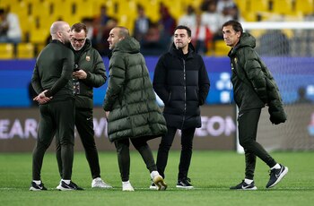 Xavi, junto a su cuerpo