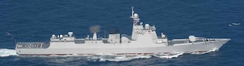 En esta imagen proporcionada por el Estado Mayor Conjunto de Japón, un destructor chino de misiles guiados de clase Luyang III navega cerca de la isla de Kumejima, en el sur de Japón, el 16 de julio de 2026. (Japan Joint Staff via AP)