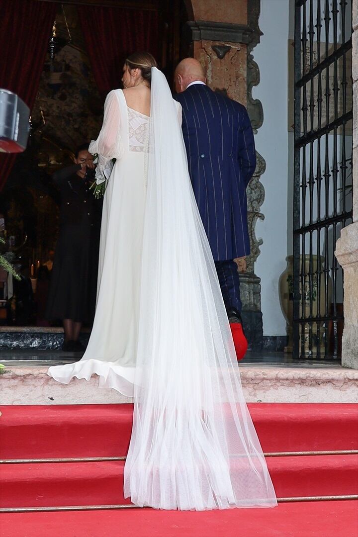 Irene Matamoros llega al Santuario de la Virgen de Araceli para darse el “sí quiero” con Pedro Romero, acompañada por su padre, Kiko Matamoros (Leandro Wassaul/ Europa Press)