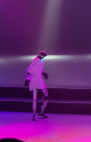 Robot humanoide que intentó bailar como Michael Jackson terminó en el suelo.