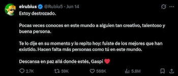 Captura de pantalla de un tuit de El Rubius en un fondo negro, expresando tristeza por la muerte de Gaspi con texto blanco y un corazón rojo