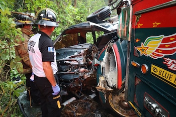 El accidente colectivo dejó un saldo de un hombre fallecido y diez personas heridas, confirmaron los Bomberos Voluntarios y la DGT. (Cortesía: Bomberos Voluntarios)