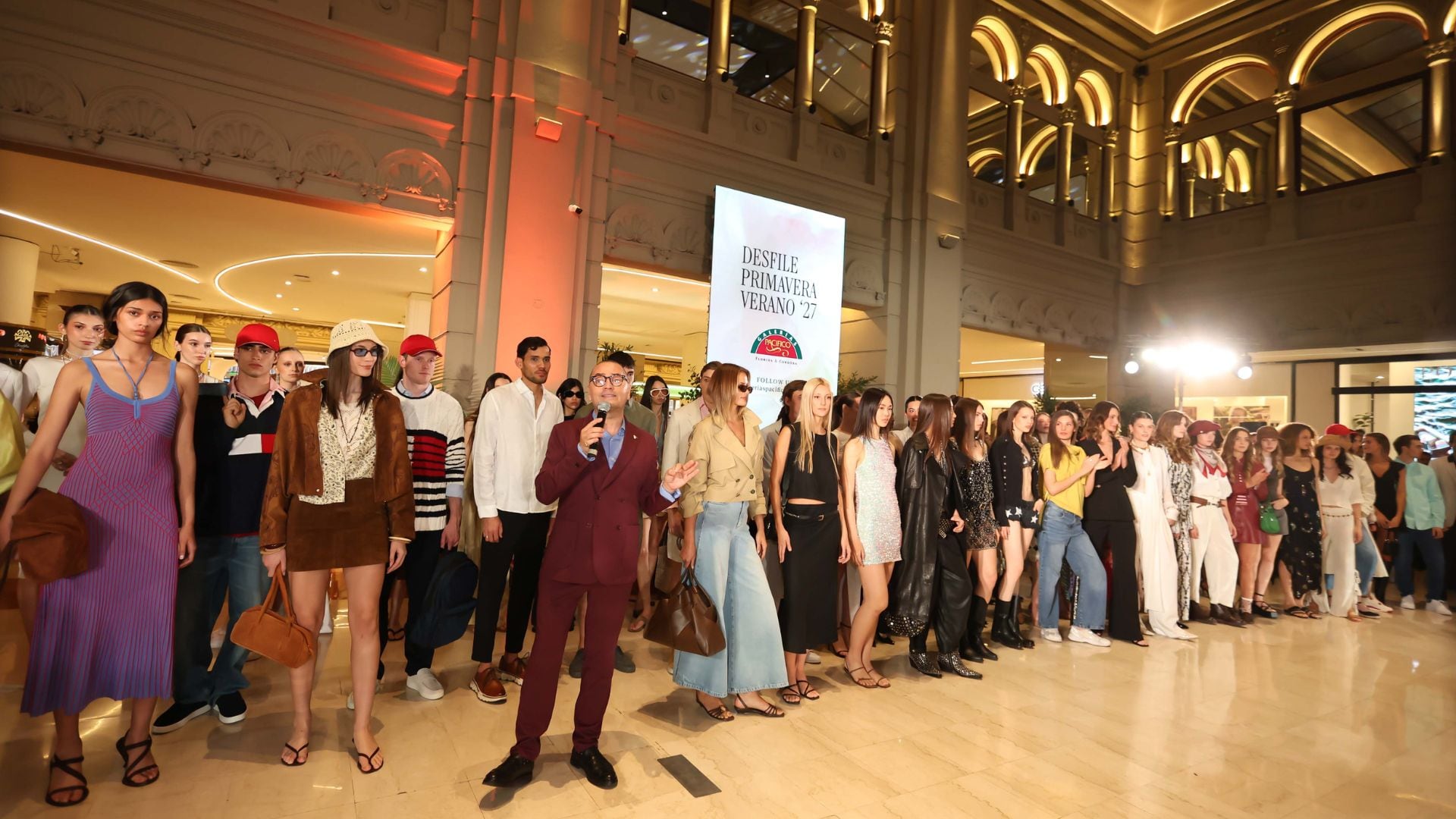 Fabián Medina Flores estuvo a cargo de la conducción del desfile Primavera-Verano (Galerías Pacífico)