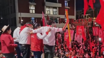 La Plaza Huamanmarca reunió a militantes, candidatos y simpatizantes en un ambiente de consignas y apoyo al partido. Captura de video