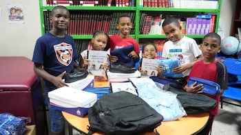 Entregan kits escolares a estudiantes afectados por lluvias en República Dominicana