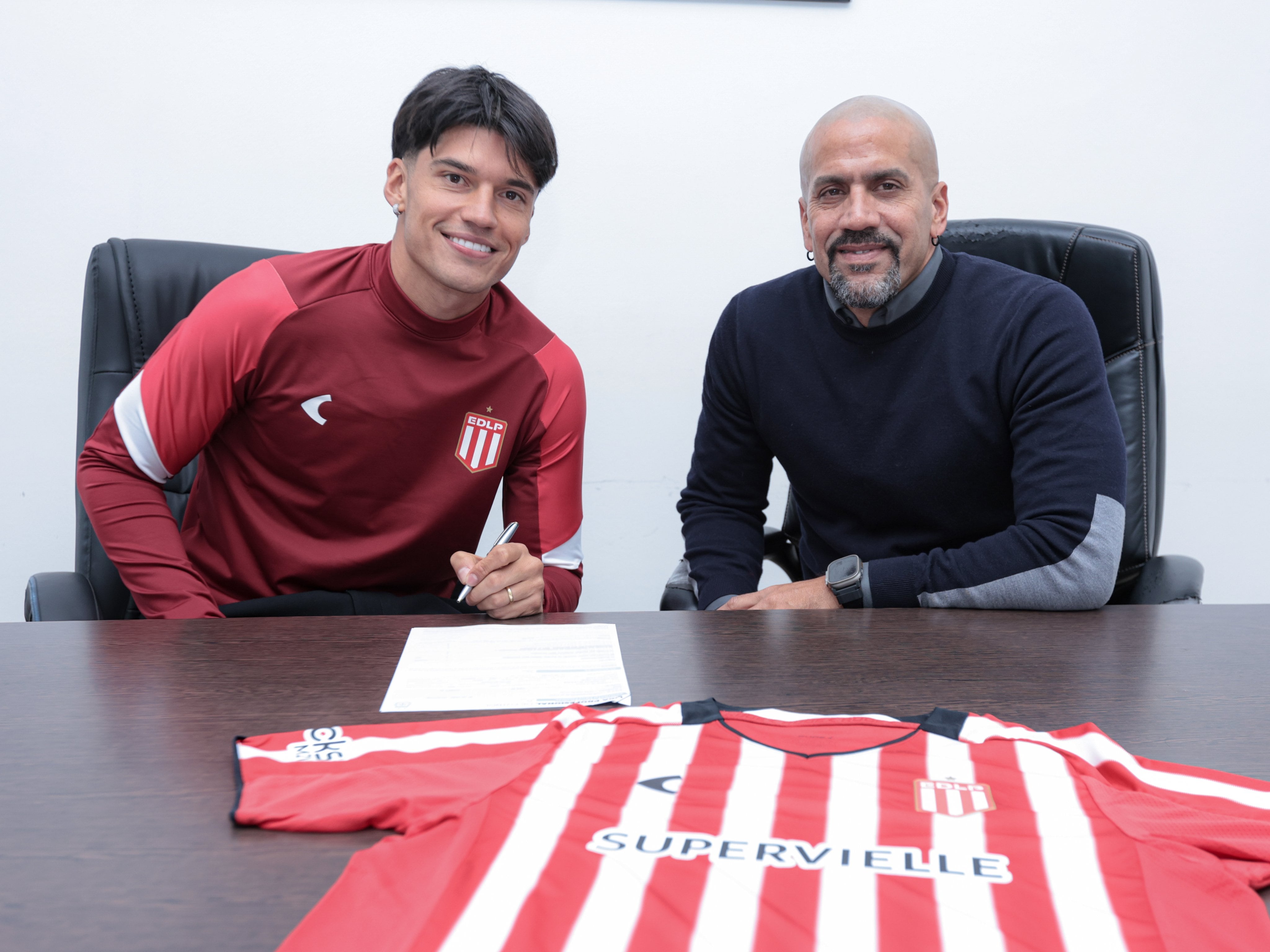 Joaquín Correa junto a Juan Sebastián Verón en la firma del contrato con Estudiantes de La Plata (EdelpOficial)